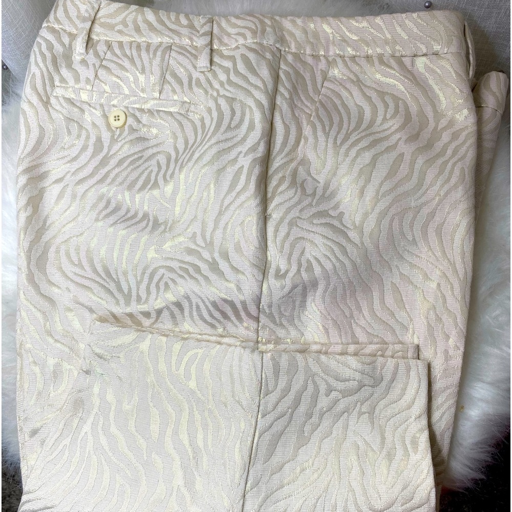 Knee length Gold and Cream dress shorts in a Size 12